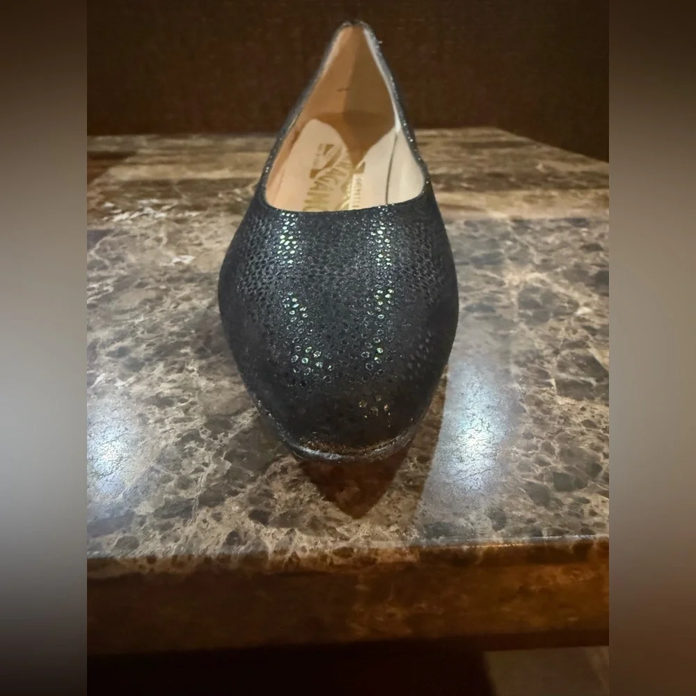 NWT Vintage Salvatore Ferragamo. Rio Nero Pebble Suede Pump. Size 6.5 AA.